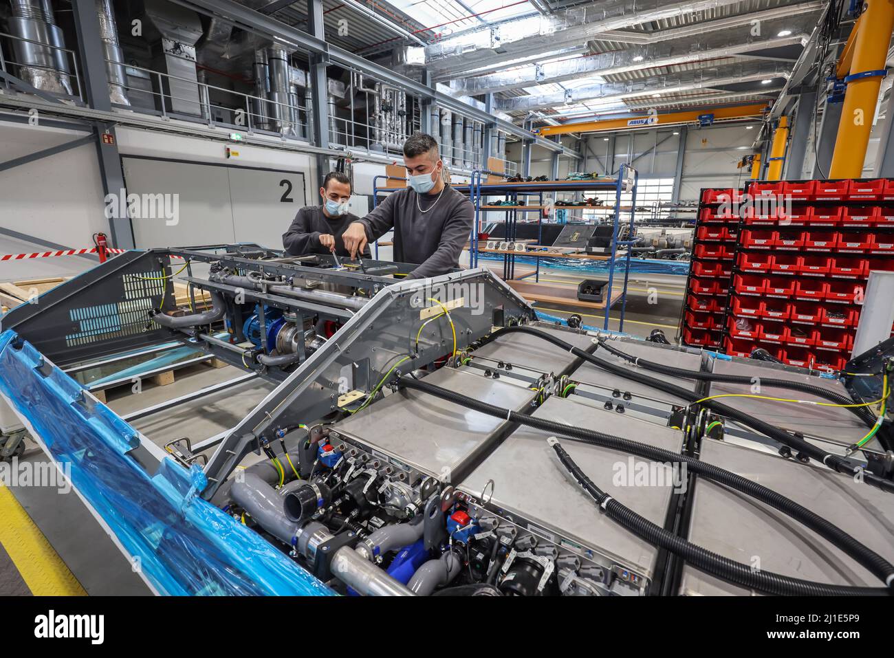 03.03.2022, Germania, Renania settentrionale-Vestfalia, Herten - Cummins Hydrogenics fabbrica di celle a combustibile. I dipendenti assemblano sistemi di celle a combustibile per la Coradia di Alstom Foto Stock