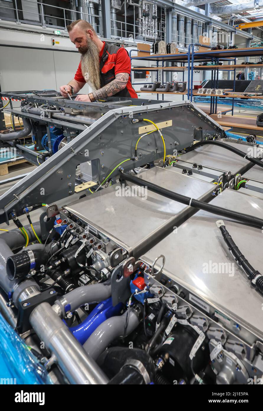 03.03.2022, Germania, Renania settentrionale-Vestfalia, Herten - Cummins Hydrogenics fabbrica di celle a combustibile. Un dipendente assembla sistemi di celle a combustibile per il Cora di Alstom Foto Stock
