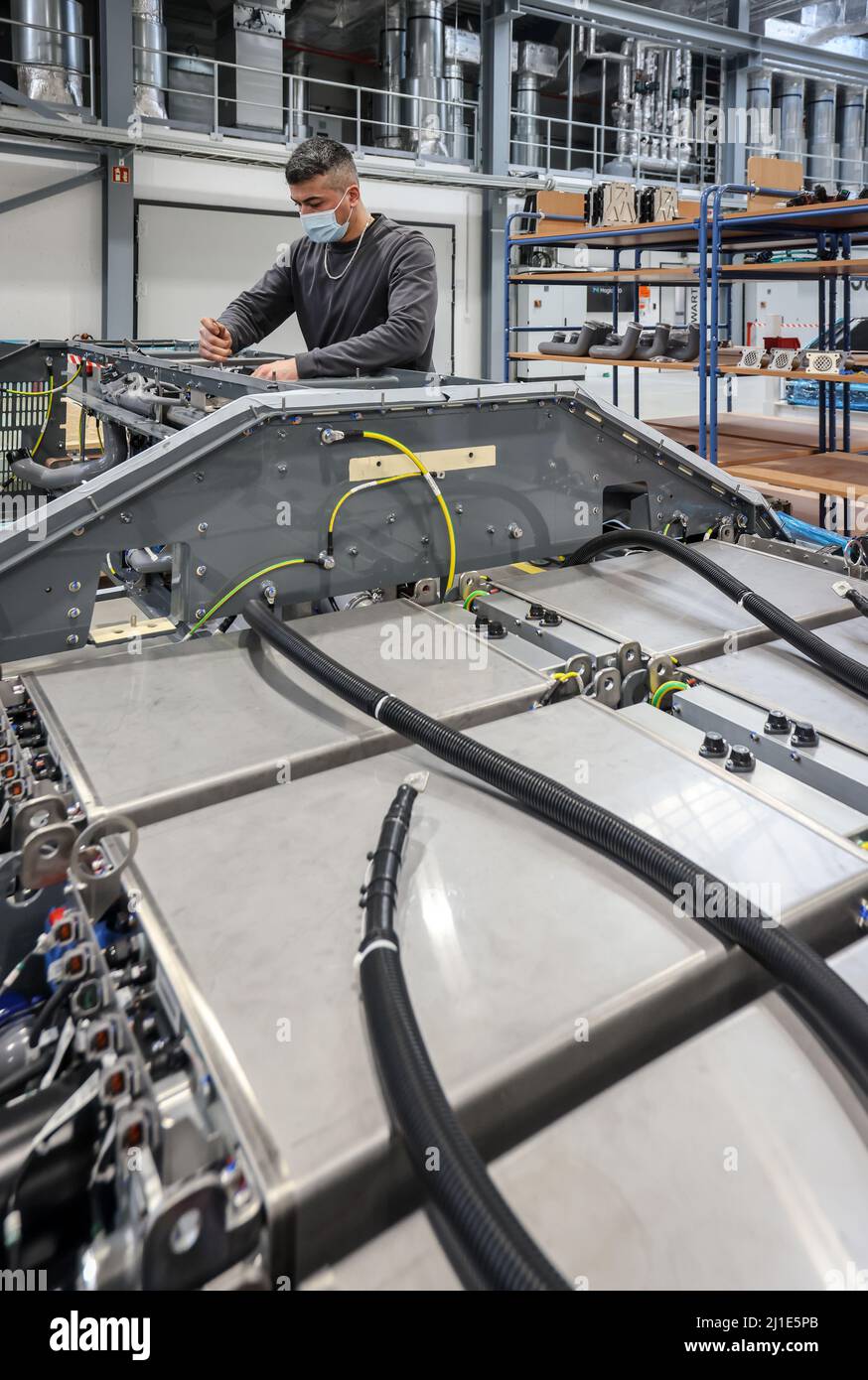 03.03.2022, Germania, Renania settentrionale-Vestfalia, Herten - Cummins Hydrogenics pianta di celle a combustibile. Un dipendente assembla sistemi di celle a combustibile per il Coradi di Alstom Foto Stock