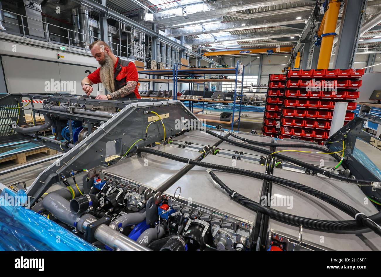 03.03.2022, Germania, Renania settentrionale-Vestfalia, Herten - Cummins Hydrogenics fabbrica di celle a combustibile. Un dipendente assembla sistemi di celle a combustibile per il Cora di Alstom Foto Stock