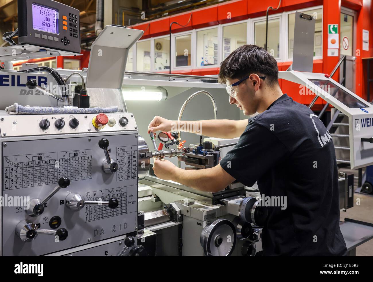 08.03.2022, Germania, Renania settentrionale-Vestfalia, Oberhausen - apprendista nel commercio di metalli. Partecipante a una macchina utensile nel centro di formazione MAN. L'energia DELL'UOMO Foto Stock
