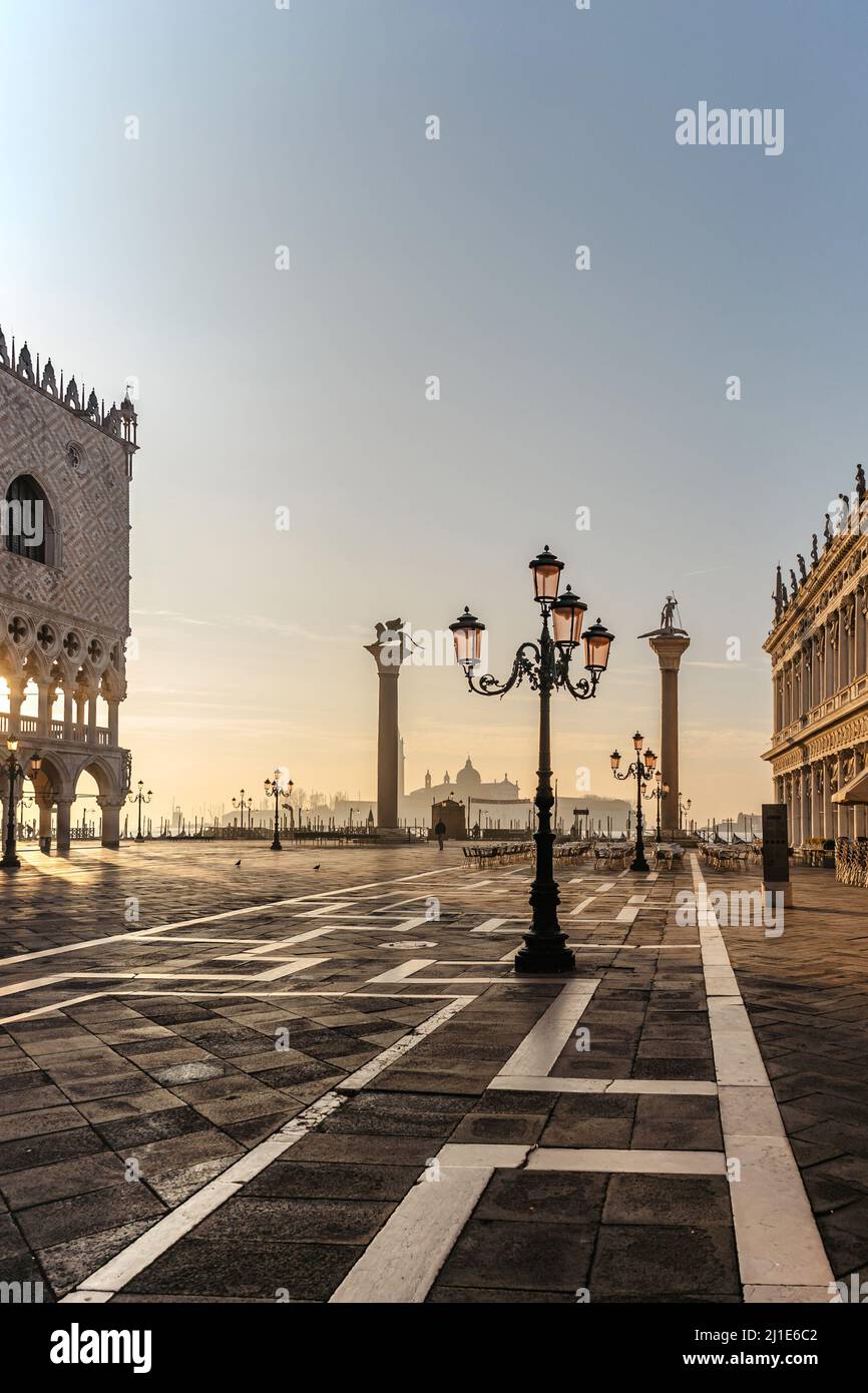 Famosa Piazza San Marco vuota con Palazzo dei Dogi all'alba, Venezia, Italia. Mattina presto in popolare destinazione turistica. Famosi monumenti di Venezia. Foto Stock
