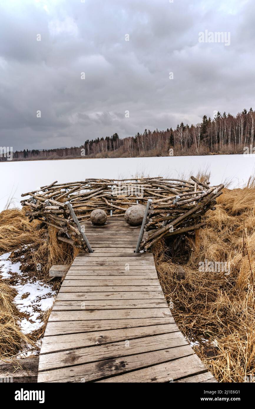 Percorso educativo Olsina non lontano da Cesky Krumlov e serbatoio d'acqua Lipno, Repubblica Ceca.Wetland, paludi, paludi e foreste di pianura alluvionale attraversati Foto Stock