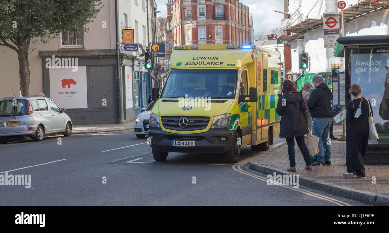 Un'ambulanza londinese con luci blu che lampeggiano parcheggiate in una strada a Richmond upon Thames, Surrey, Inghilterra, Regno Unito Foto Stock
