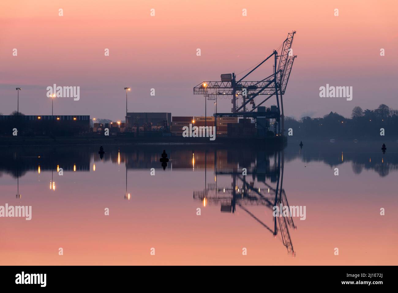 Tivoli, Cork, Irlanda. 25th marzo 2022. Una mattinata tranquilla all'alba sul fiume Lee al Tivoli Docks di Cork, Irlanda. - Credit; David Creedon / Alamy Live News Foto Stock