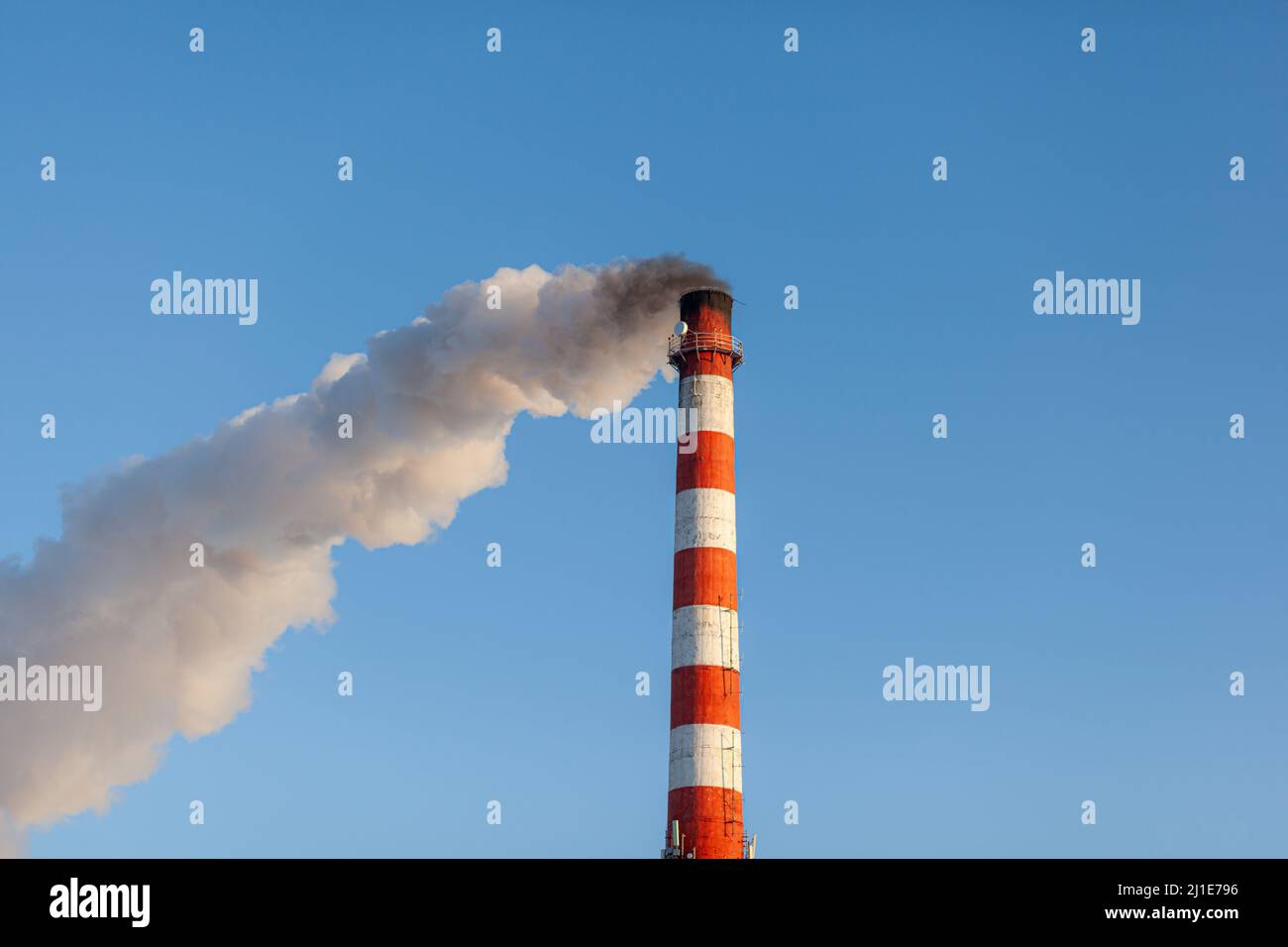 Fumo bianco spesso dal camino del locale caldaia. Zona industriale. Foto Stock