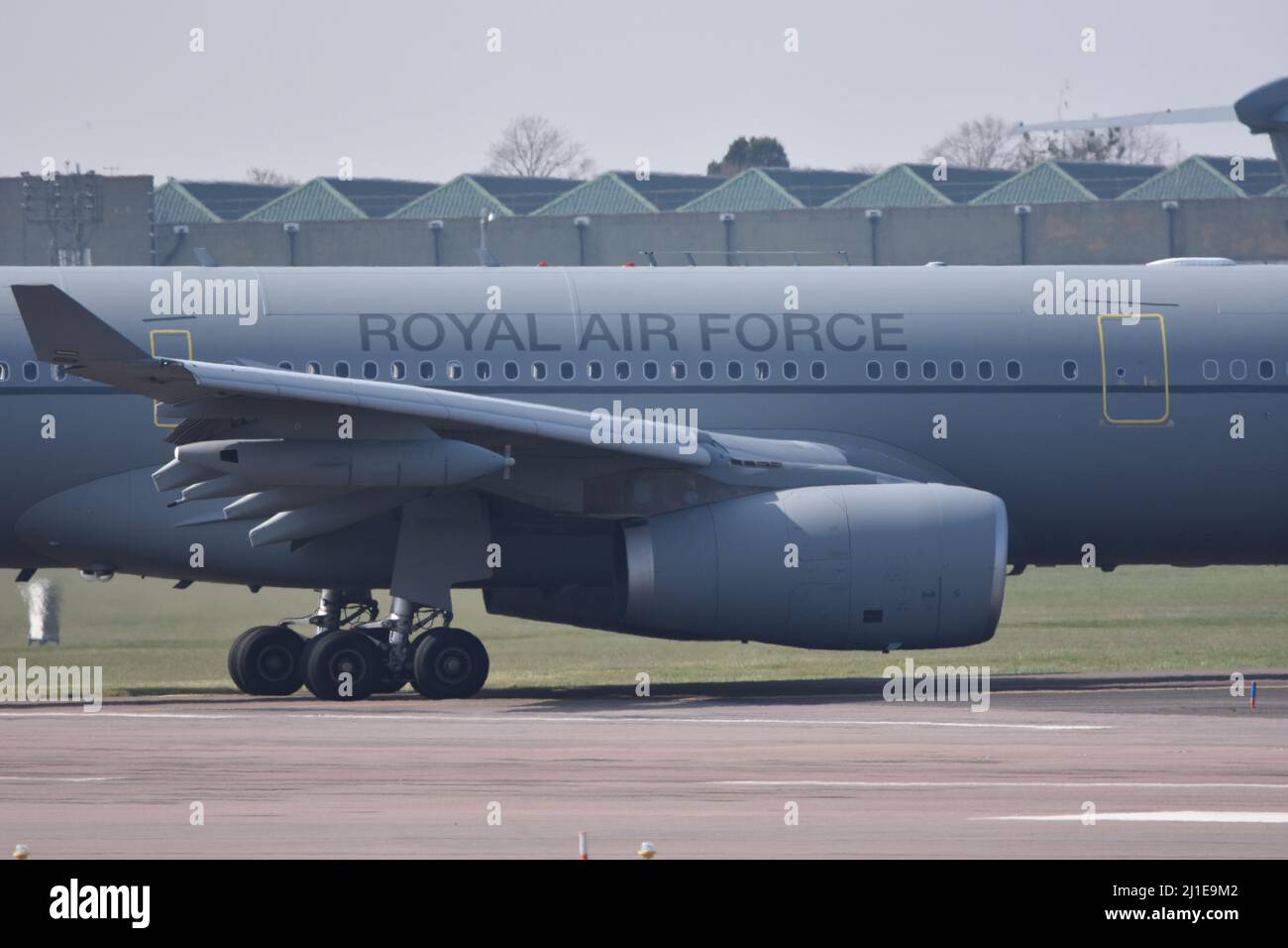 Un jet militare Royal Air Force sulla pista di RAF Brize Norton in Oxfordshire il 23rd marzo 2022 Foto Stock