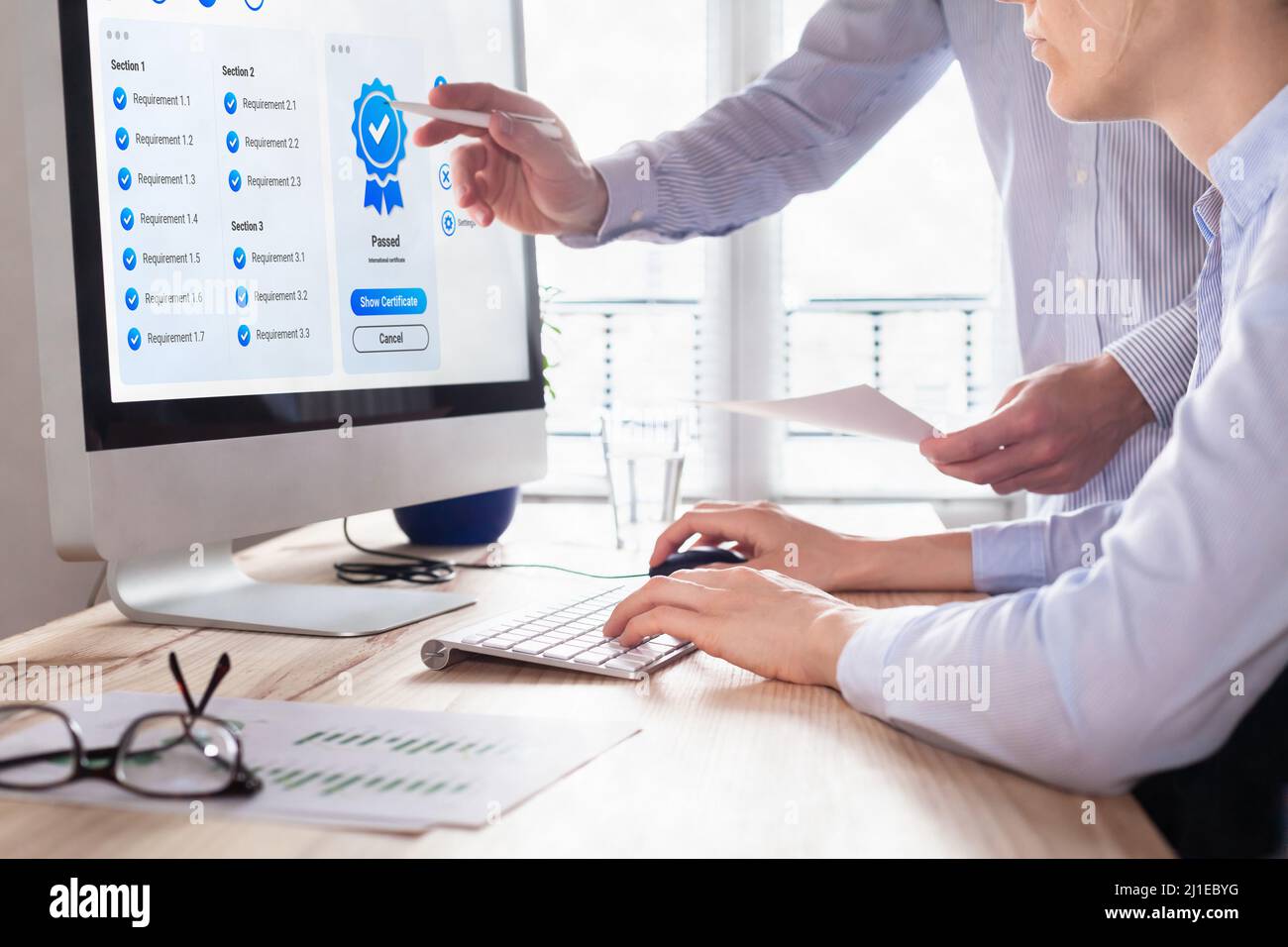 Gestione di controllo qualità (QA) e controllo (QC). Concetto di standardizzazione e certificazione. Conformità agli standard ISO internazionali. Manager e. Foto Stock