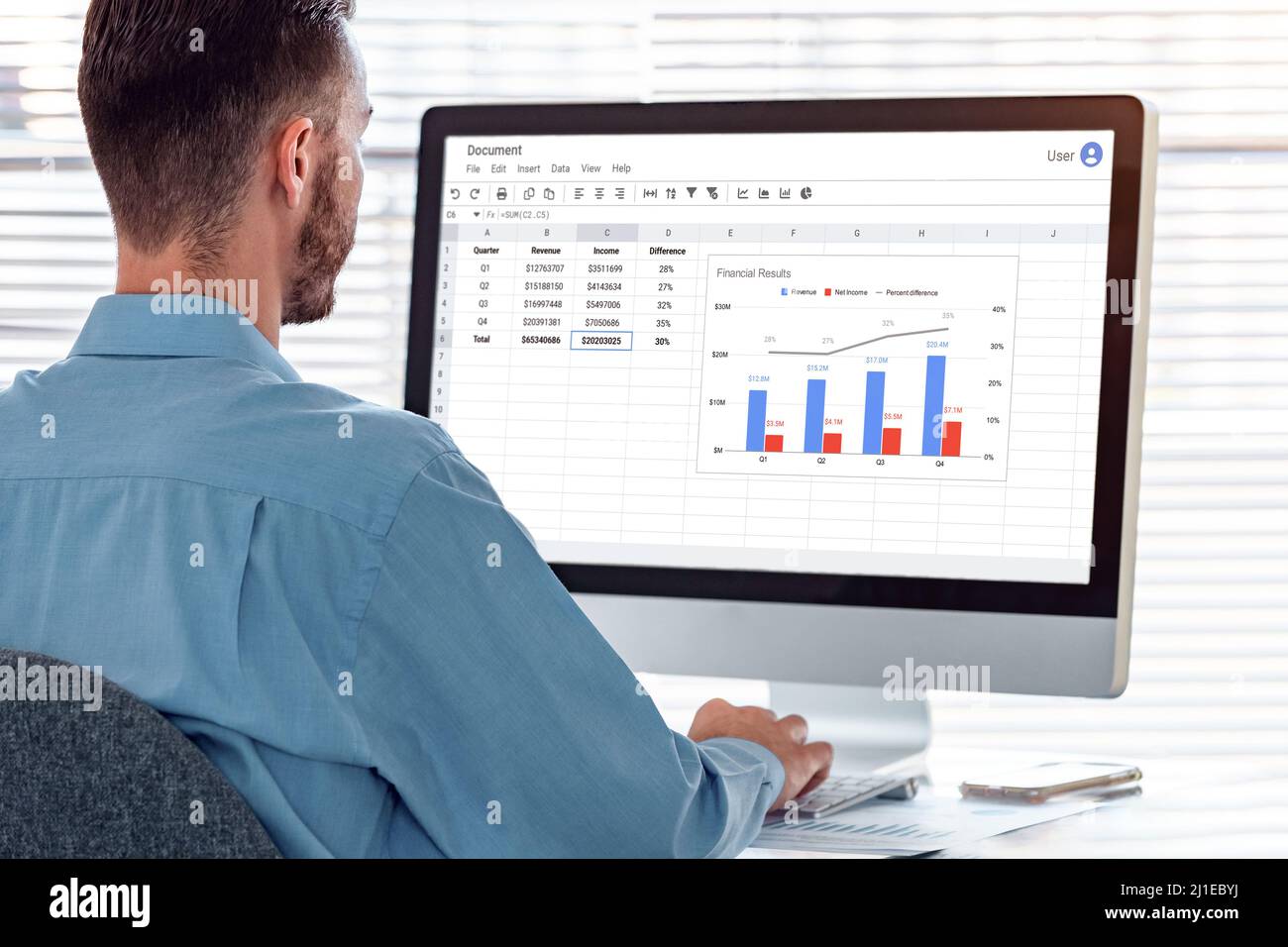 Contabile che lavora su report finanziari e grafici con software per fogli di calcolo su computer in uffici moderni. Analisi dei dati, contabilità, auditing. Foto Stock