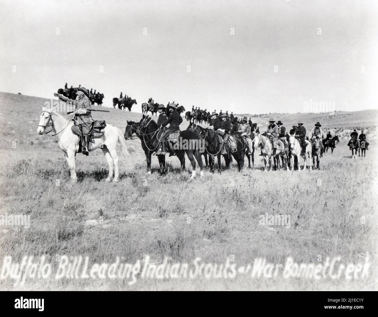 Una foto del 1876 di Buffalo Bill Cody che conduce scout indiani contro un guerriero Cheyenne chiamato Heova'ehe o capelli gialli. È stato indicato a come il primo cuoio capelluto per Custer. Si è verificato il 17 luglio 1876, nella contea di Sioux nel Nebraska nordoccidentale (ora Wyoming). Foto Stock