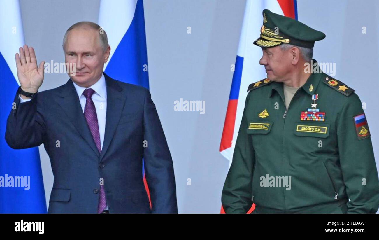 VLADIMIR PUTIN, presidente russo, con il generale Sergei Shoigu, capo dell'esercito russo. Foto Stock