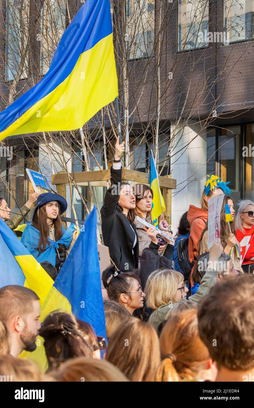 BRUXELLES, BELGIO - 24th marzo 2022. Guerra in Ucraina: Centinaia di sostenitori dell'Ucraina si sono riuniti a Bruxelles durante il vertice della NATO per sollecitare l'Europa Foto Stock