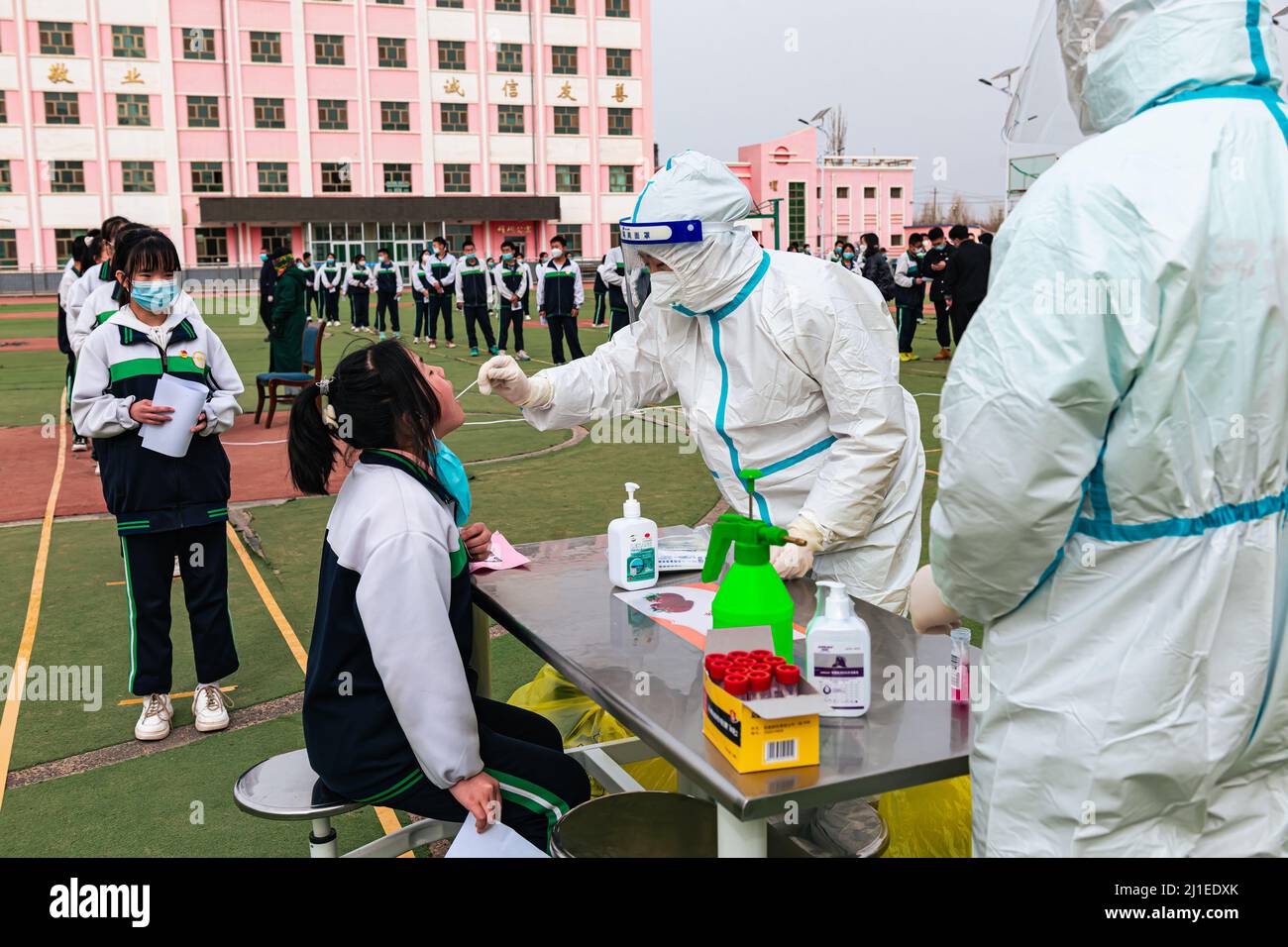 JIUQUAN, CINA - 24 MARZO 2022 - uno studente della scuola media ha effettuato test sugli acidi nucleici a Jiuquan City, provincia di Gansu, Cina, 24 marzo 2022. Foto Stock