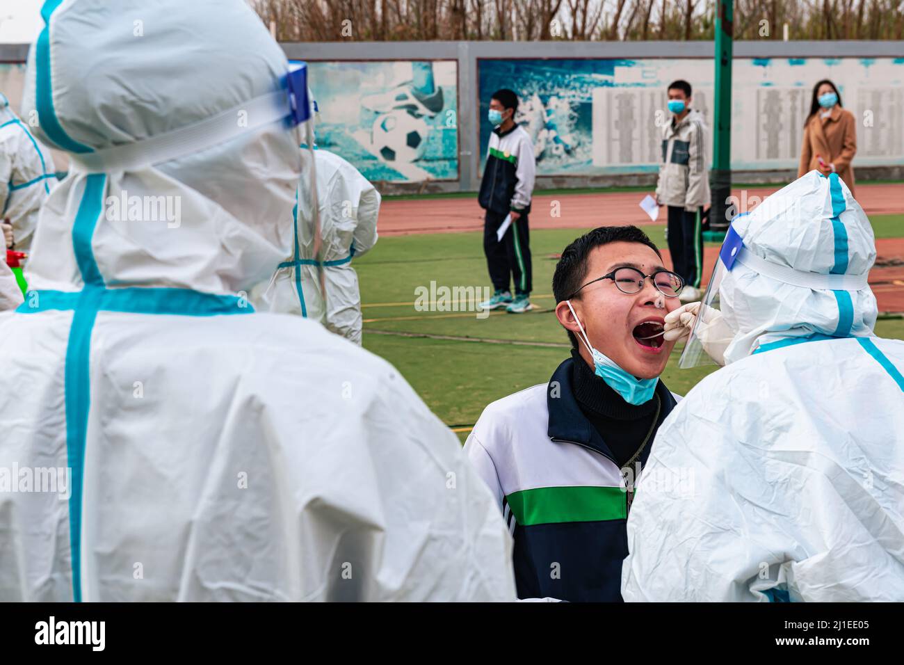 JIUQUAN, CINA - 24 MARZO 2022 - uno studente della scuola media ha effettuato test sugli acidi nucleici a Jiuquan City, provincia di Gansu, Cina, 24 marzo 2022. Foto Stock