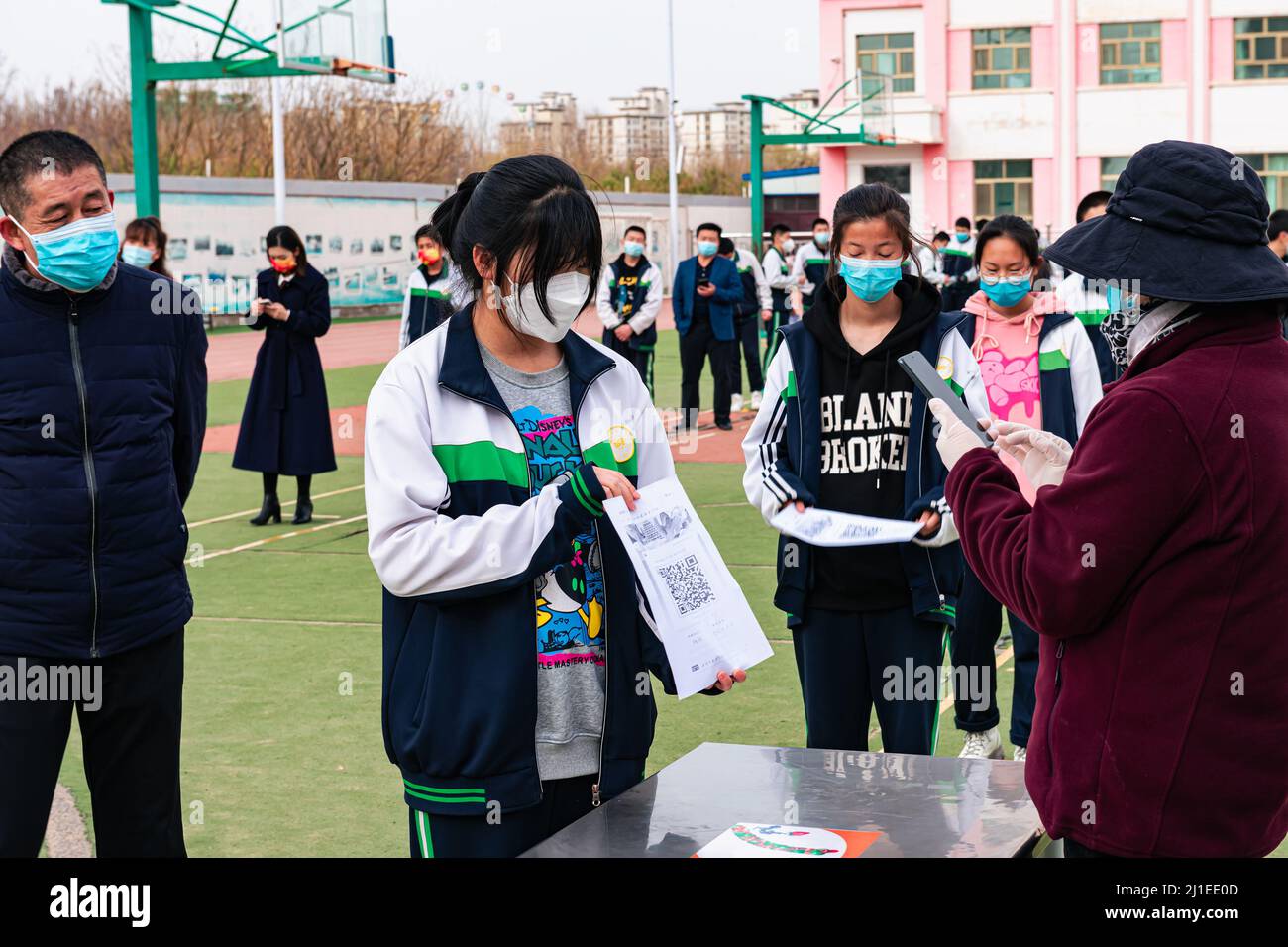 JIUQUAN, CINA - 24 MARZO 2022 - uno studente della scuola media ha effettuato test sugli acidi nucleici a Jiuquan City, provincia di Gansu, Cina, 24 marzo 2022. Foto Stock