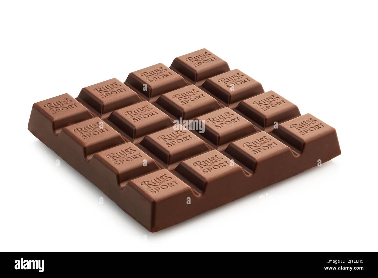 Mosca,Russia - 22 marzo 2022: Barra di cioccolato fondente Ritter Sport isolata su sfondo bianco Foto Stock