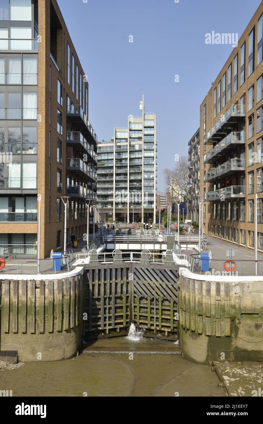 Grosvenor Waterside, gli ultimi resti del canale Grosvenor a Pimlico, Londra Foto Stock