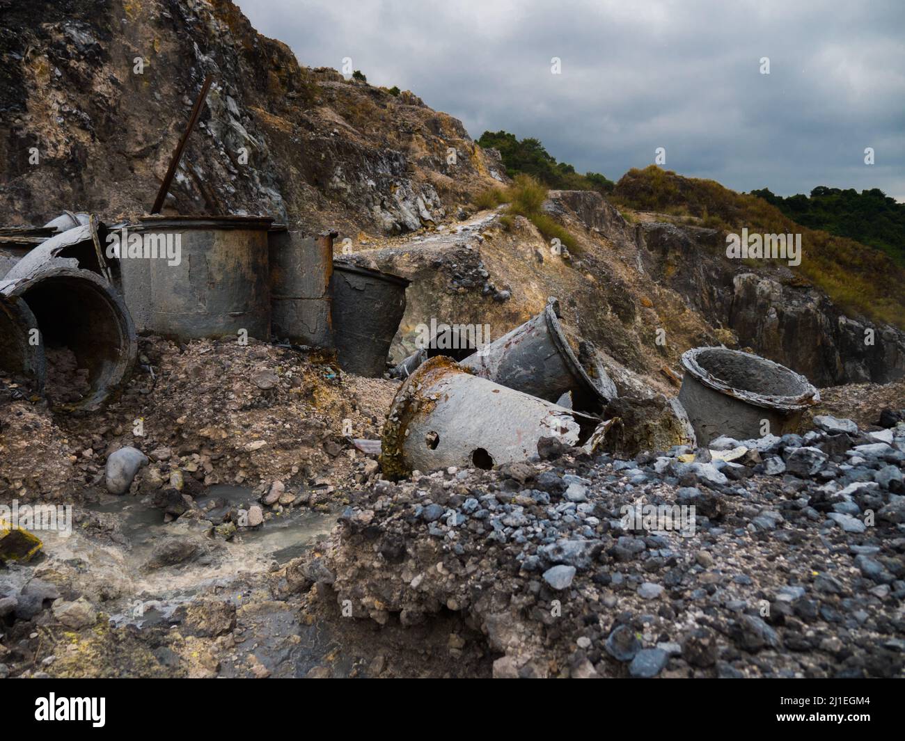 Detriti nell'area mineraria abbandonata dello zolfo, Taiwan Foto Stock