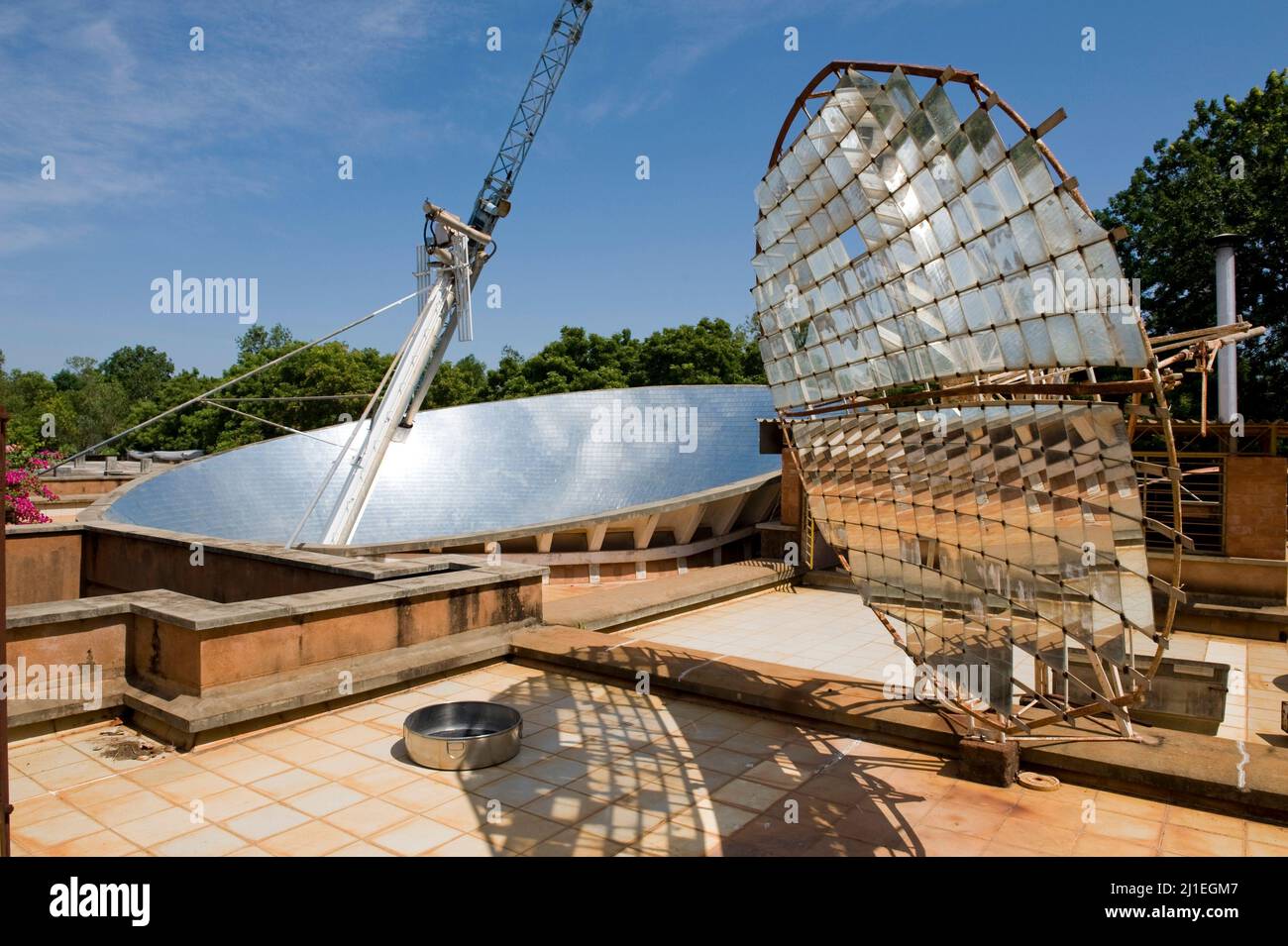 Auroville, India - Agosto 2016: La ciotola solare della cucina solare. E' largo 18 metri e aiuta a preparare il pranzo per più di 1000 pasti al giorno. Foto Stock