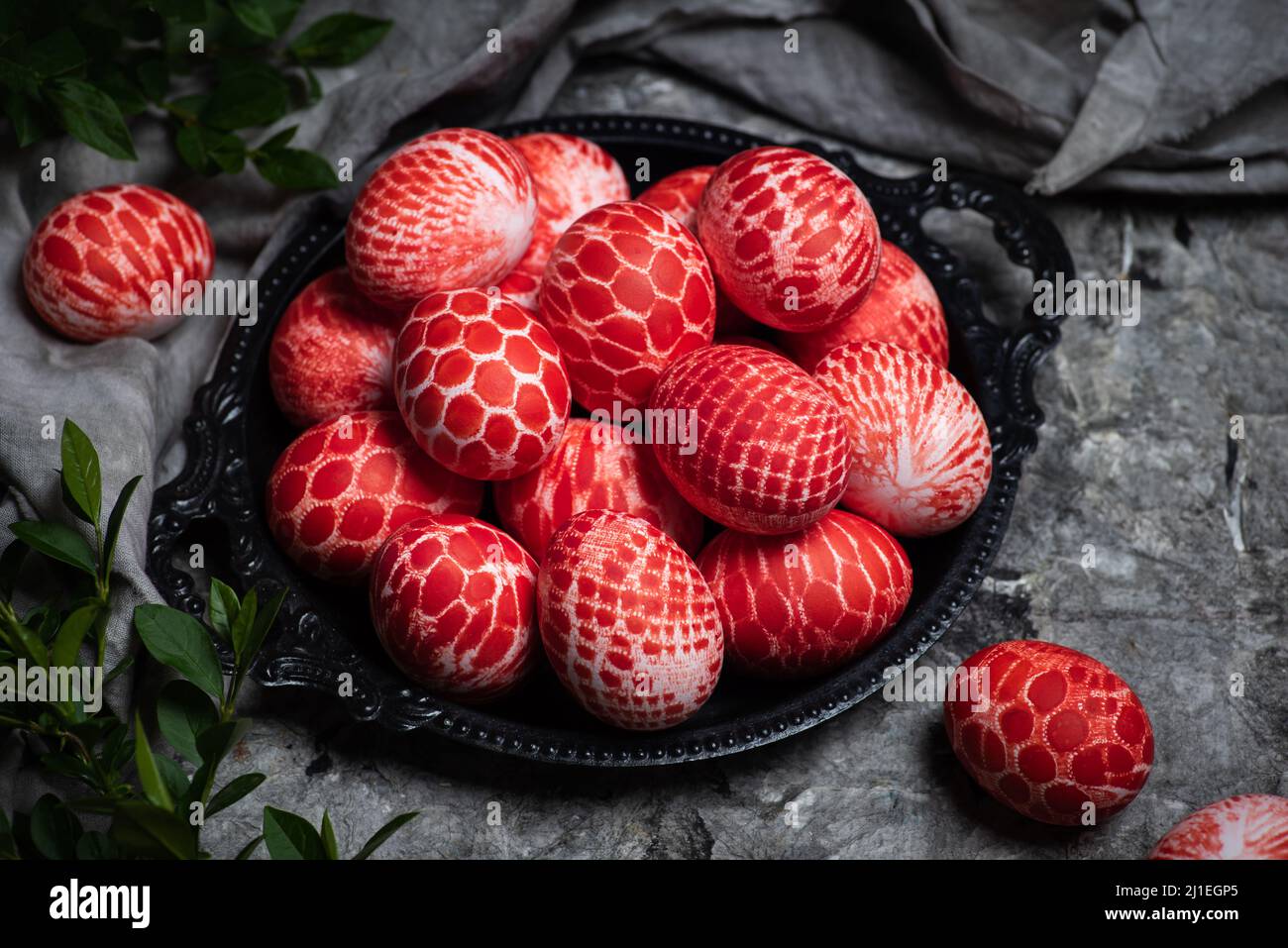 Pizzo dipinto rosso uova di Pasqua in una ciotola con spazio copia vista dall'alto. Sfondo di Pasqua con uova colorate per la tradizione religiosa Foto Stock