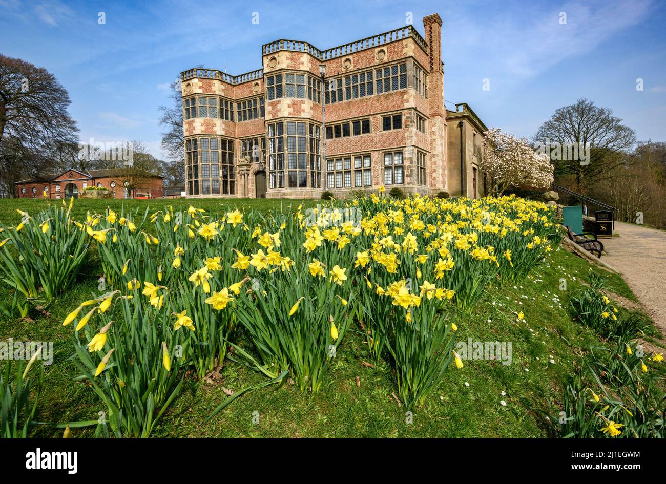 Astley Hall, Chorley nel sole primaverile. Foto di Paul Heyes, martedì 22 marzo 2022. Foto Stock