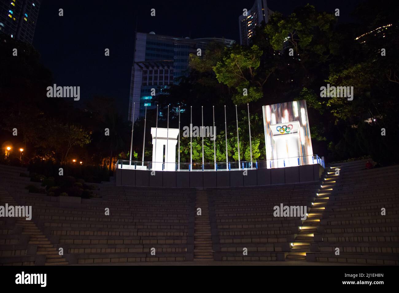 Piazza Olimpica arena, Hong Kong Park (Central). Splendida foto notturna di questo luogo che simboleggia lo spirito olimpico. Foto Stock