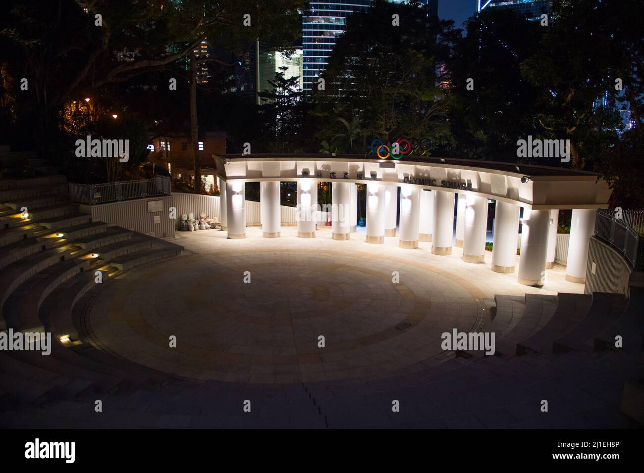 Piazza Olimpica arena, Hong Kong Park (Central). Bellissimo scatto notturno di questo luogo che simboleggia lo spirito olimpico. febbraio 2022. Foto Stock