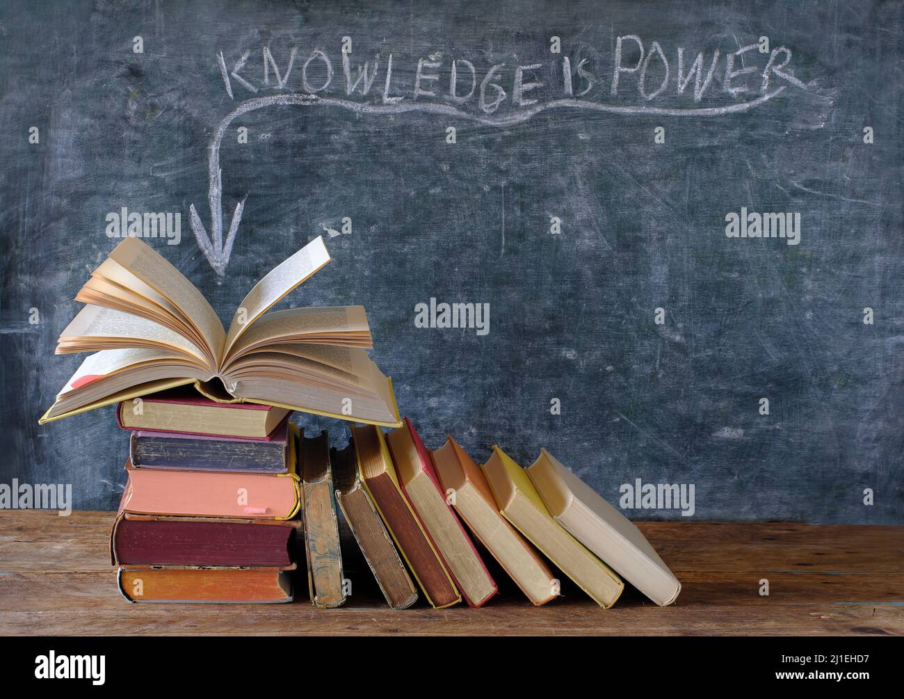 libri e lavagna con conoscenza slogan è potere, apprendimento, istruzione, sviluppo personale e concetto di ritorno a scuola Foto Stock