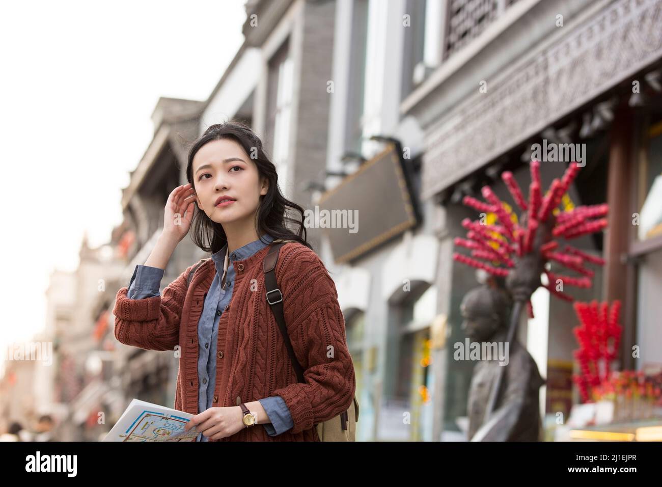 College girl con una guida alla ricerca di destinazione - foto d'archivio Foto Stock