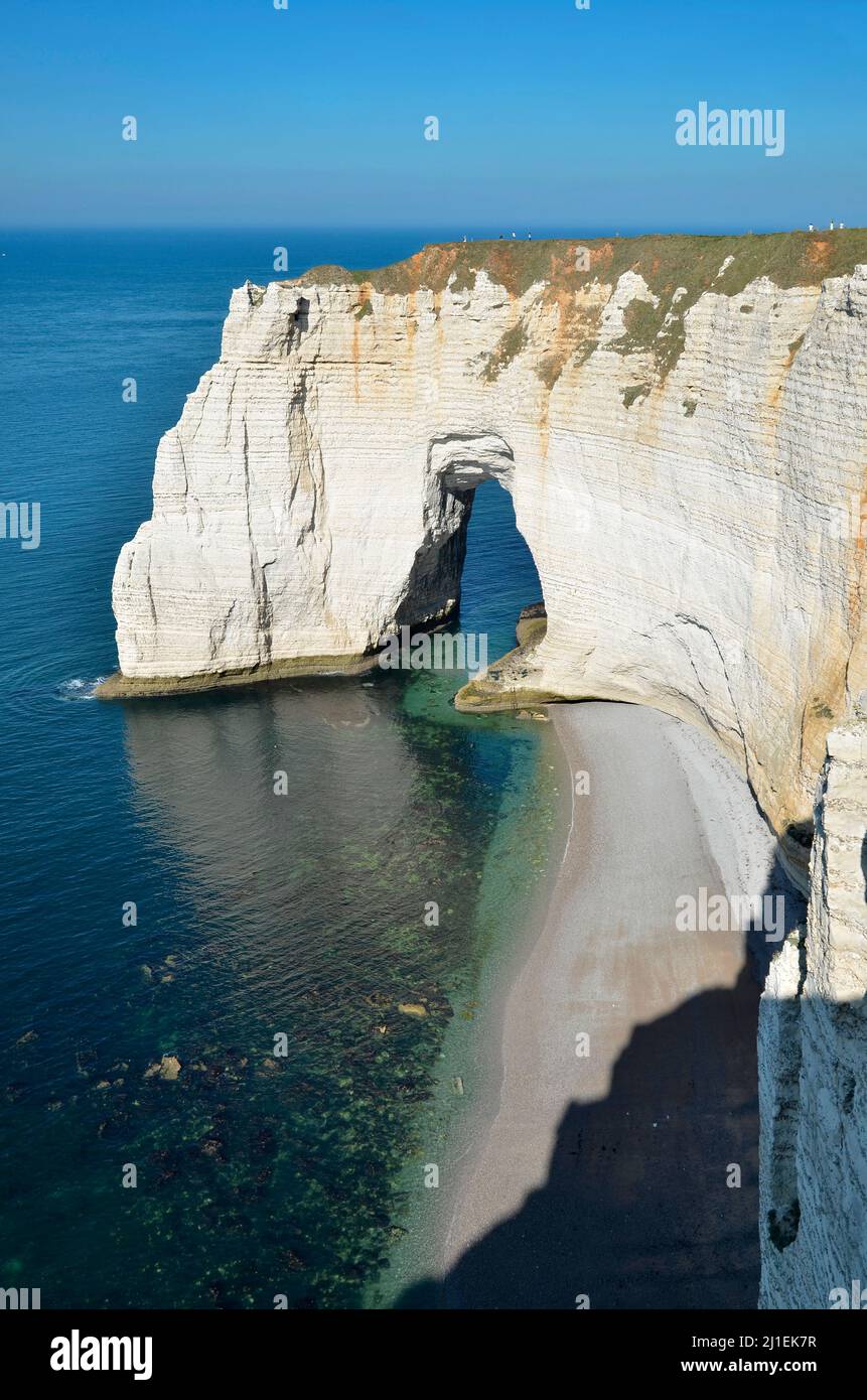 Famosa arche naturale 'la Manneporte' nelle scogliere a valle di Etretat, comune nel dipartimento Senna Marittima nella regione Haute-Normandie Foto Stock