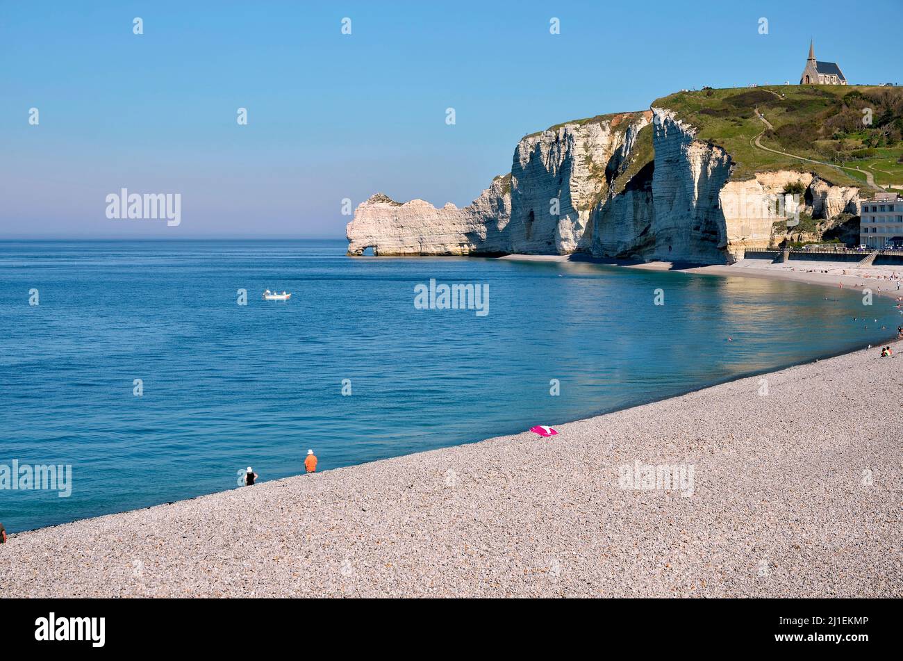 Famosa spiaggia di ciottoli e scogliere “d’Amont” a Etretat e arche “le Chaudron” e la cappella “Notre-Dame de la Garde”, in Francia Foto Stock