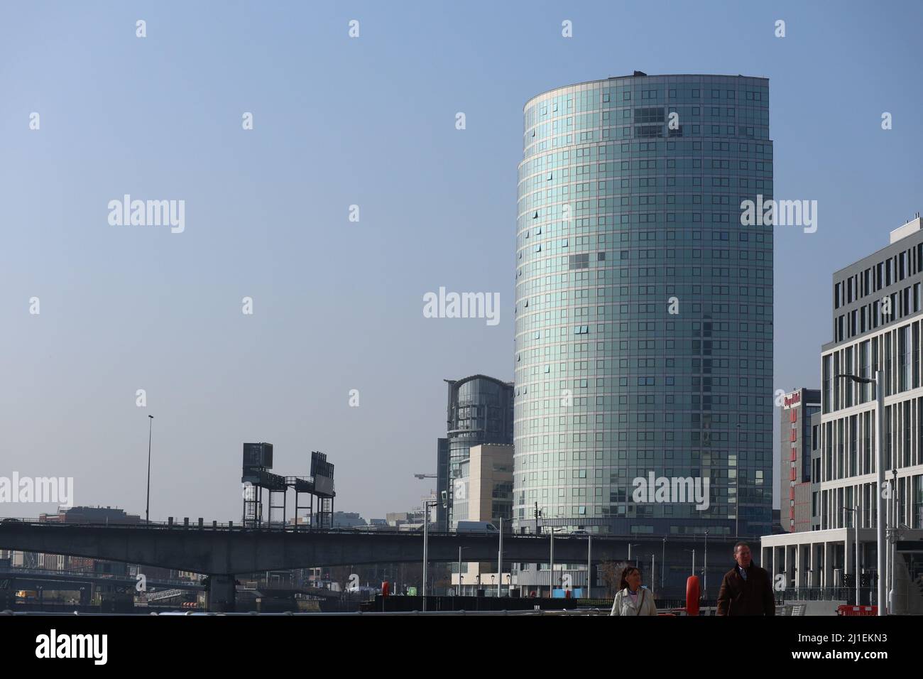 Obel Tower, l'edificio più alto d'Irlanda, dall'altra parte di Belfast Lough. Foto Stock
