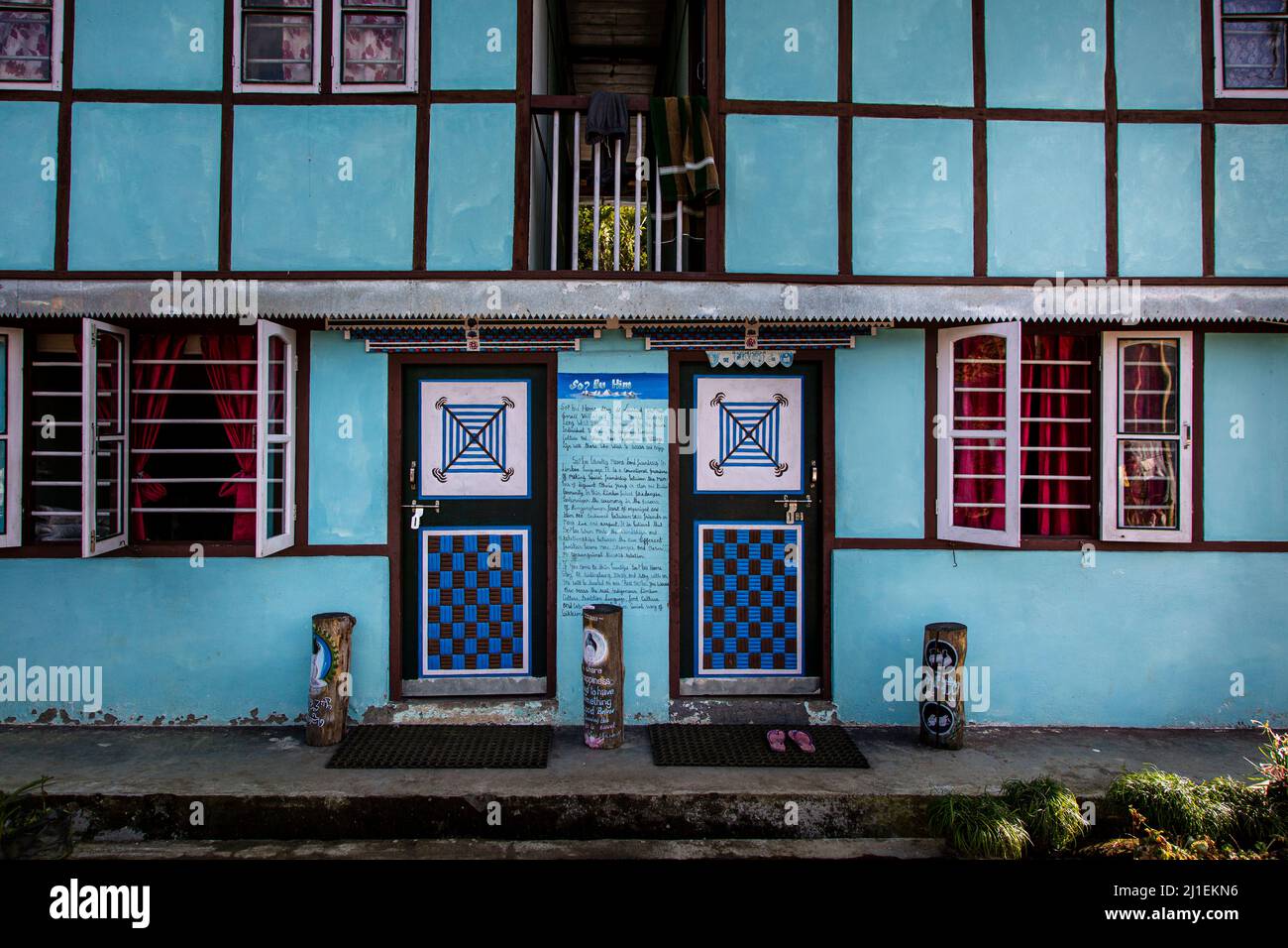 Vista di una bella casa locale dipinta in blu in un villaggio a Pelling. Foto Stock