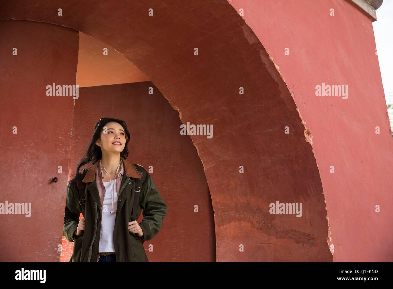Giovane turista femmina sotto l'arco rosso - foto di scorta Foto Stock