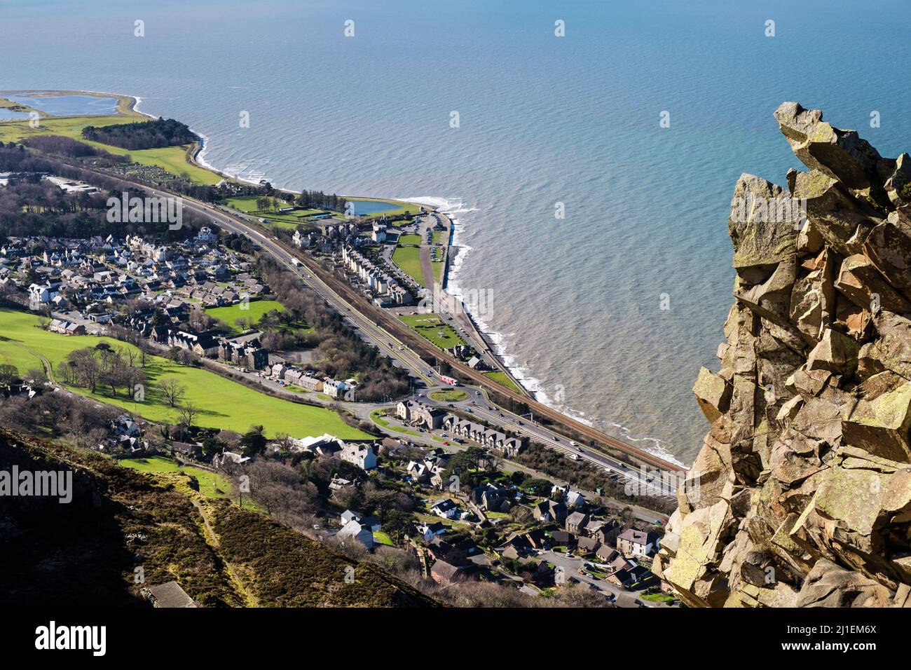 Sopra Llanfafechan visto dalla cava di Penmaenmawr. La A55 North Wales Expressway corre lungo la costa. Llanfafechan Conwy Galles del nord Gran Bretagna Foto Stock