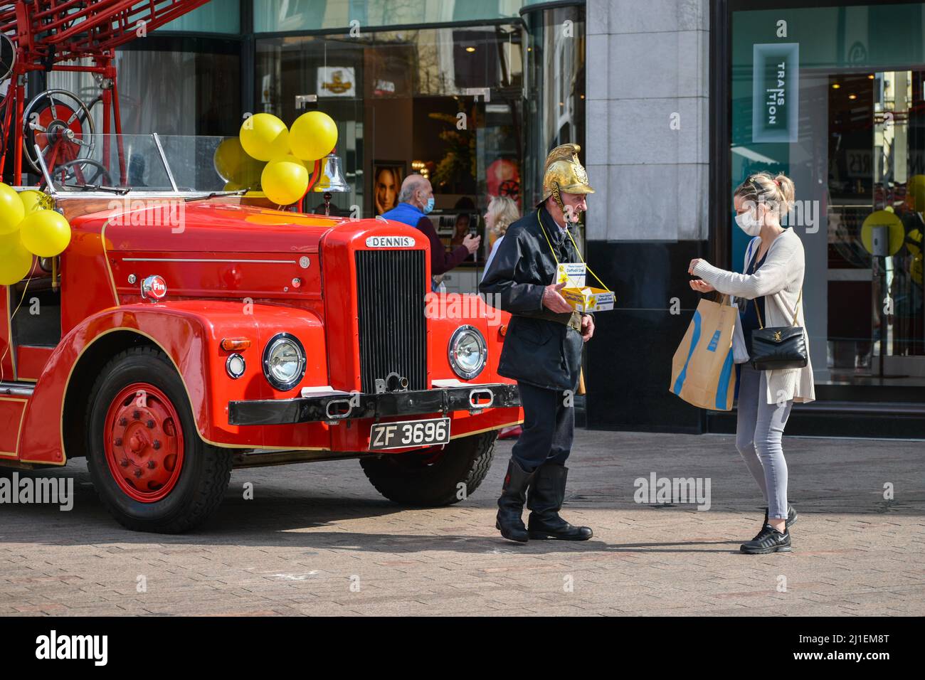 Cork City, Irlanda. 25h Mar 2022. Giornata irlandese del Daffodil della Società del cancro. Credit: Karlis Dzjamko/Alamy Live News Foto Stock