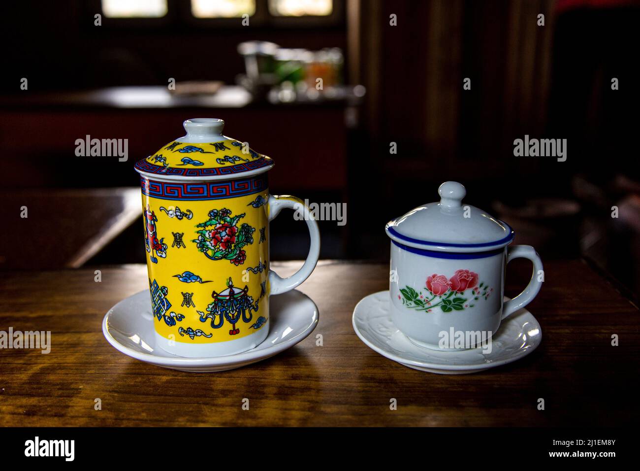 Vista di due tazze di tè su un tavolo di legno all'interno di una casa nel villaggio di Pelling Foto Stock