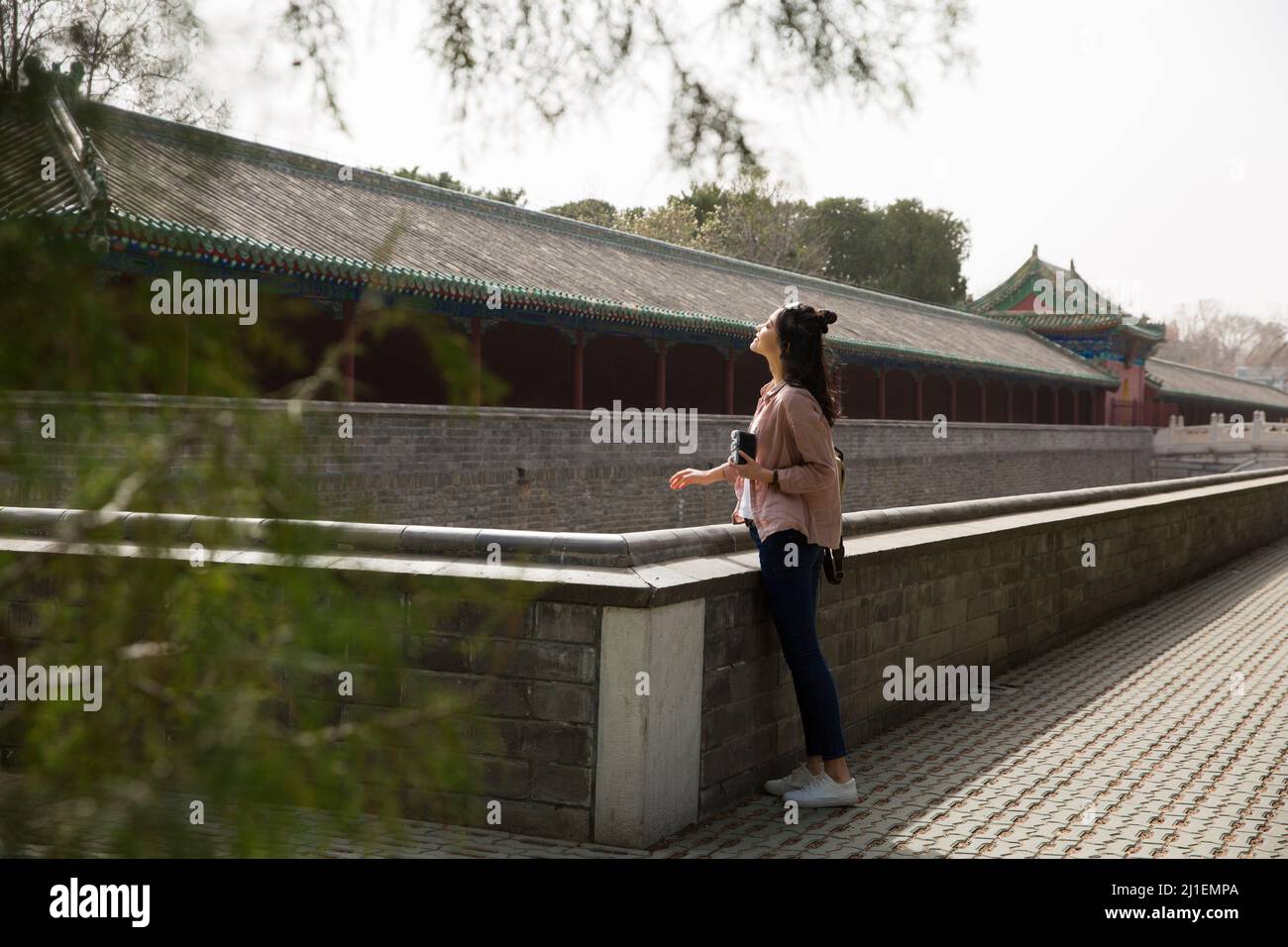 Giovani donne turisti che visitano gli antichi corridoi cinesi - foto di scorta Foto Stock
