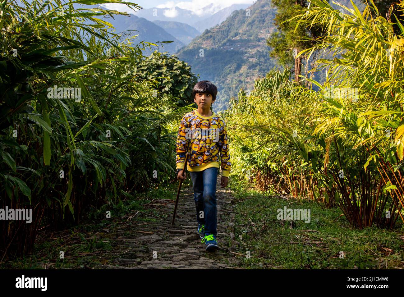 Vista di un ragazzino che cammina in un villaggio di Pelling. Foto Stock
