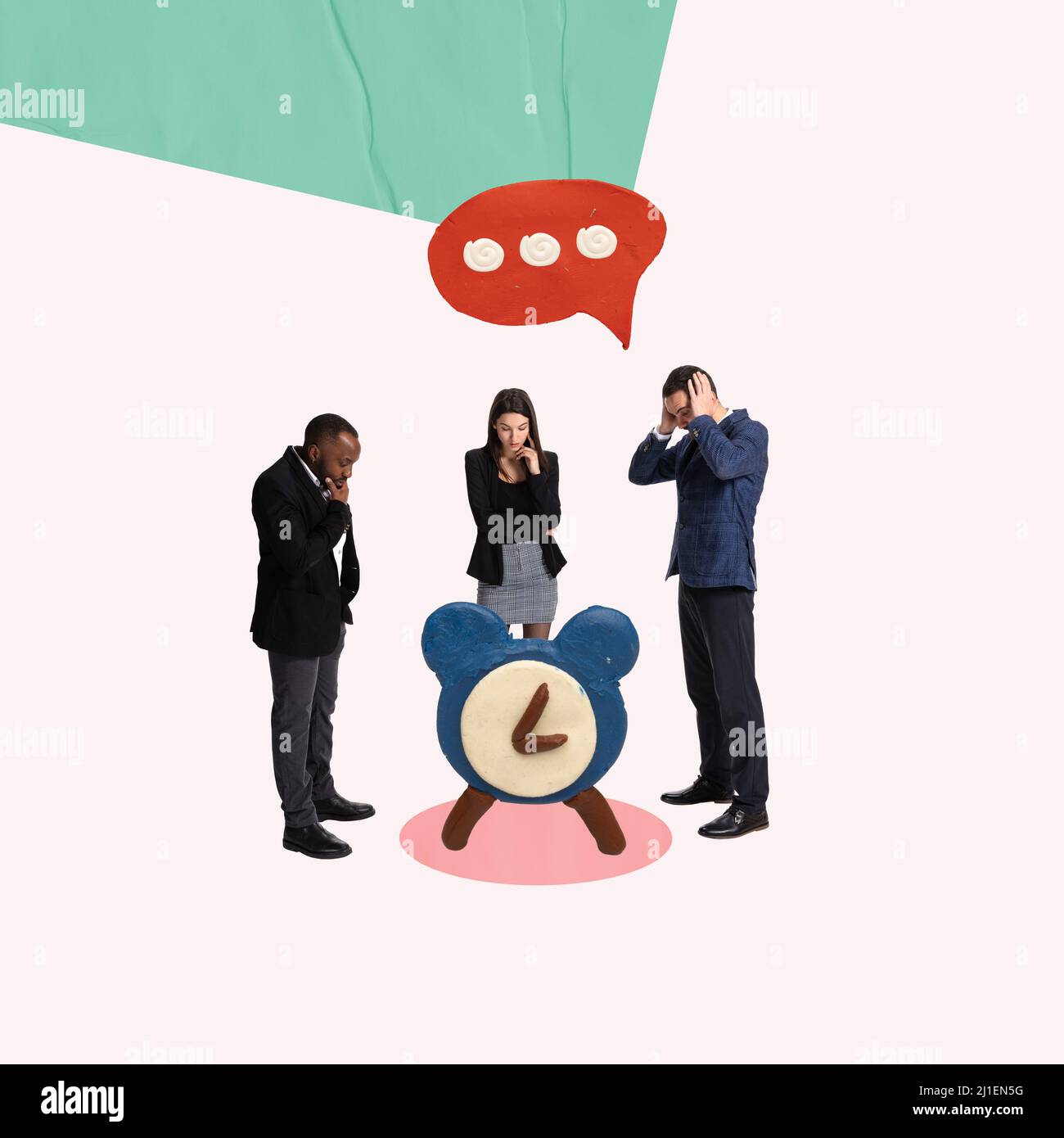Design creativo. Tre dipendenti disperati, gli impiegati in stato di shock che guardano all'allarme, simboleggiano il fallimento delle scadenze Foto Stock