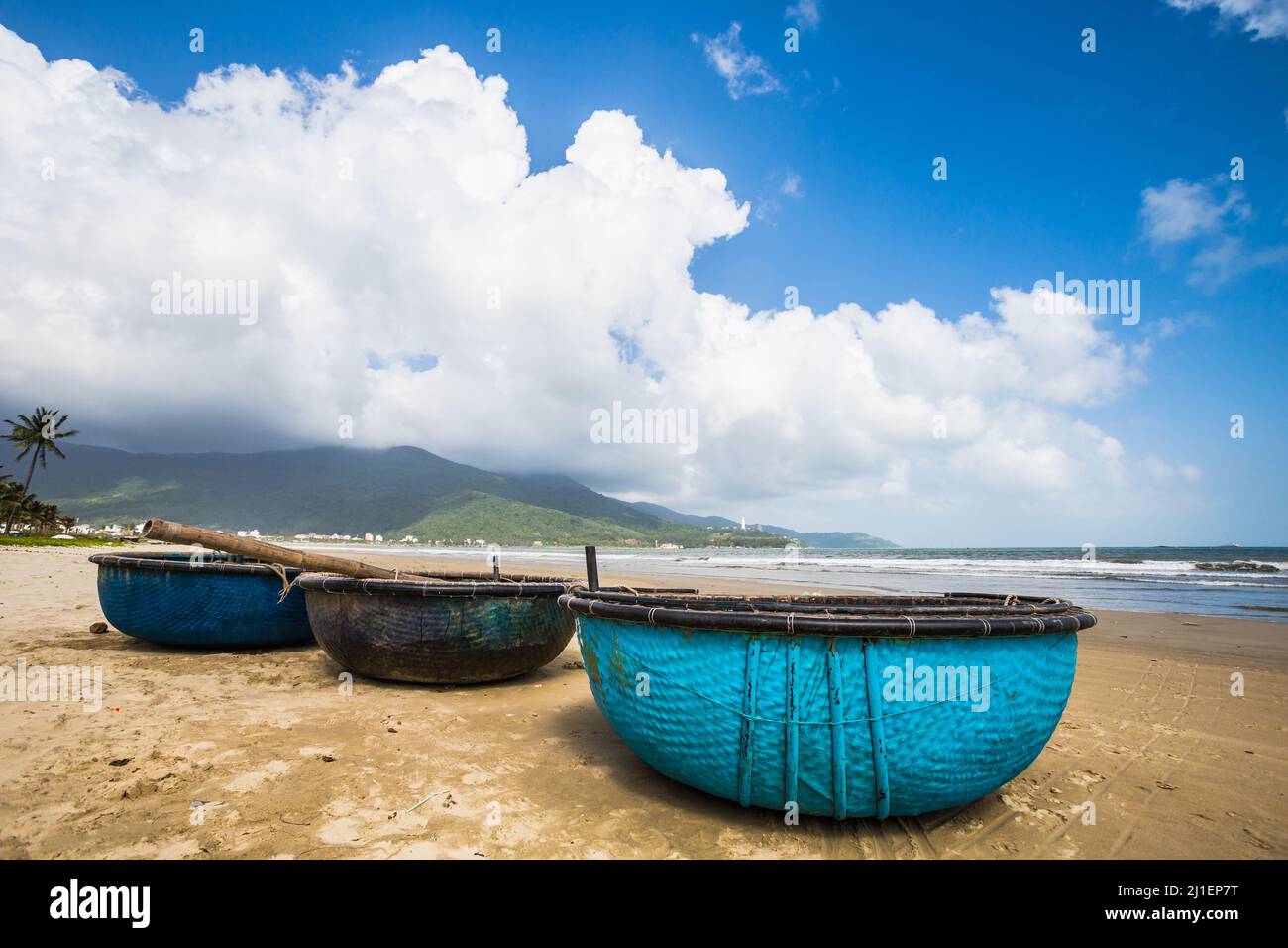 Bella incontaminata Bai Tam Pham Van Dong - la spiaggia di My Khe a Danang, Vietnam. Paesaggio giorno di sole. Son tra - Pagoda del Buddha della Signora sullo sfondo Foto Stock