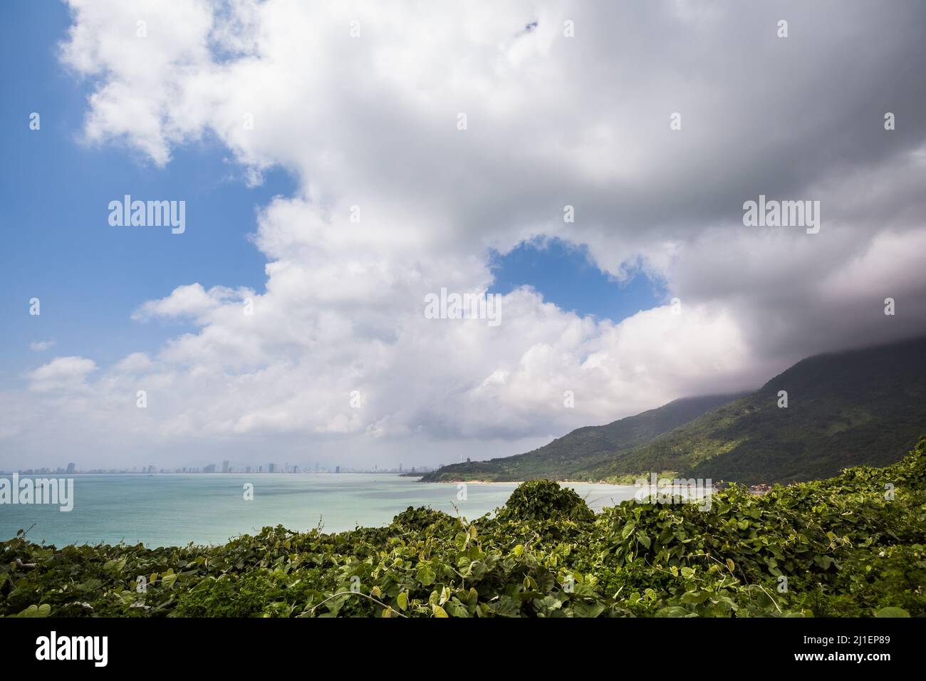 Bella spiaggia incontaminata Bai Nam South a Danang, Vietnam. Paesaggio soleggiato nella penisola di Son tra Foto Stock
