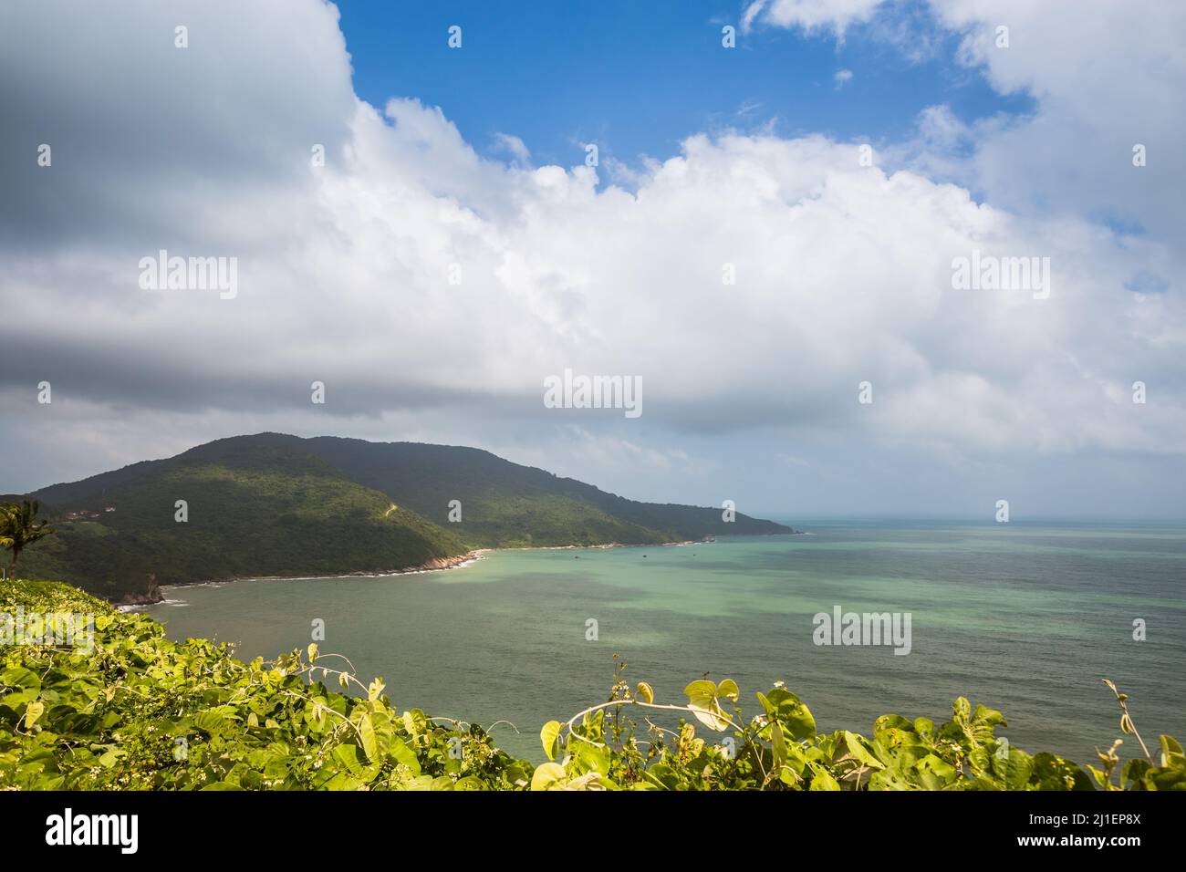 Bella spiaggia incontaminata Bai Nam South a Danang, Vietnam. Paesaggio soleggiato nella penisola di Son tra Foto Stock