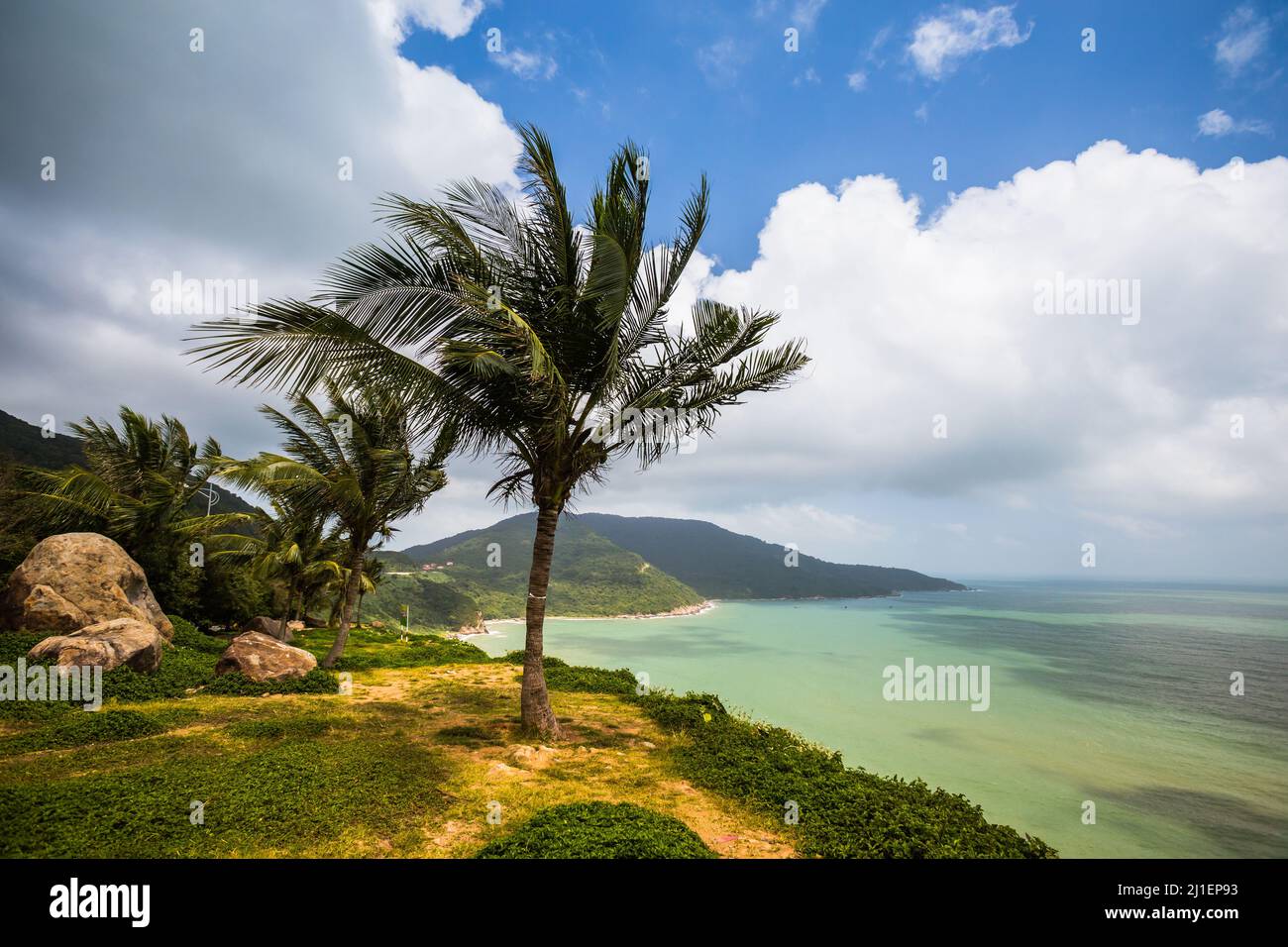Bella spiaggia incontaminata Bai Nam South a Danang, Vietnam. Paesaggio soleggiato nella penisola di Son tra Foto Stock