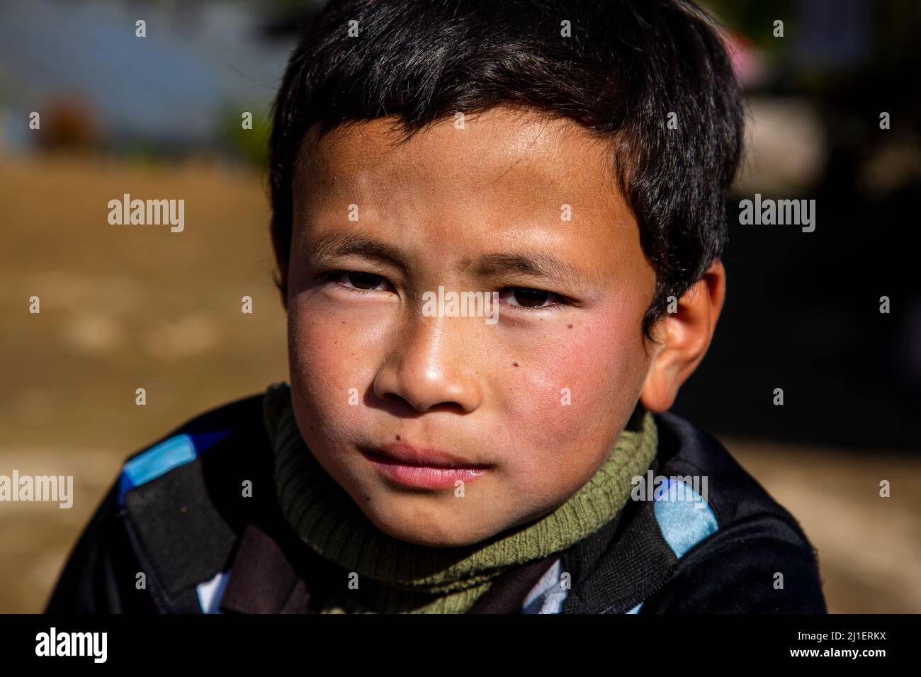 Vista ravvicinata di un giovane ragazzo di villaggio a Pelling Foto Stock