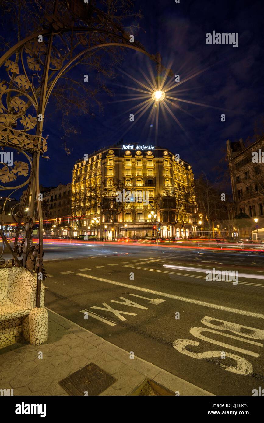Hotel Majestic e Passeig de Gràcia al crepuscolo e di notte (Barcellona, Catalogna, Spagna) ESP: El Hotel Majestic y el Paseo de Gràcia de noche, BCN Foto Stock