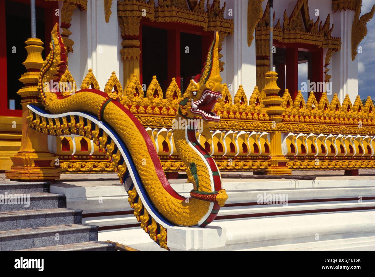 Thailandia. Khon Kaen. Tempio di Nong Waeng. Statua di Naga all'ingresso. Foto Stock