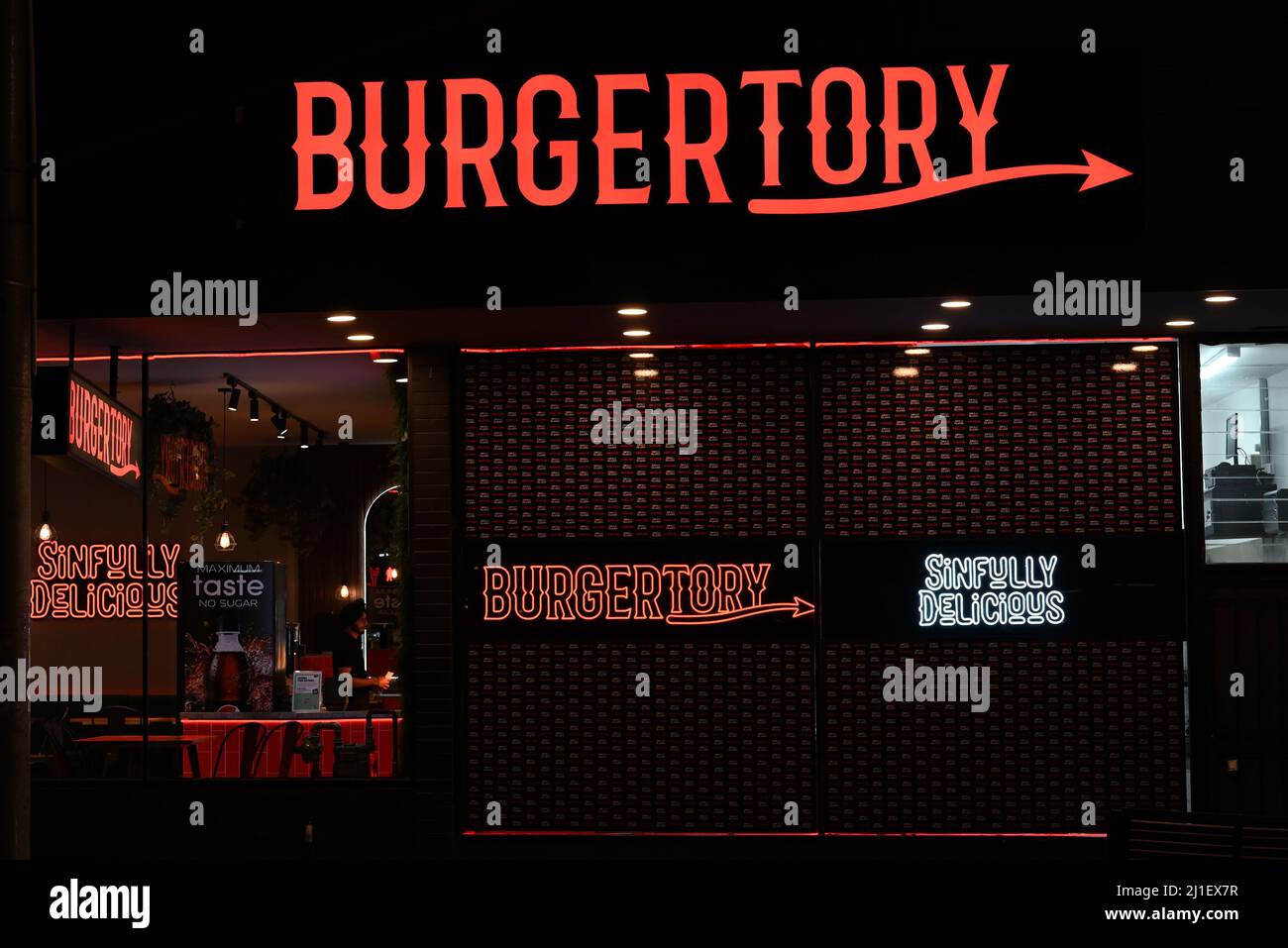 Nuovo ristorante Burgertory, con la sua accattivante segnaletica rossa illuminata, su Glen Huntly Rd durante una tranquilla notte di venerdì Foto Stock