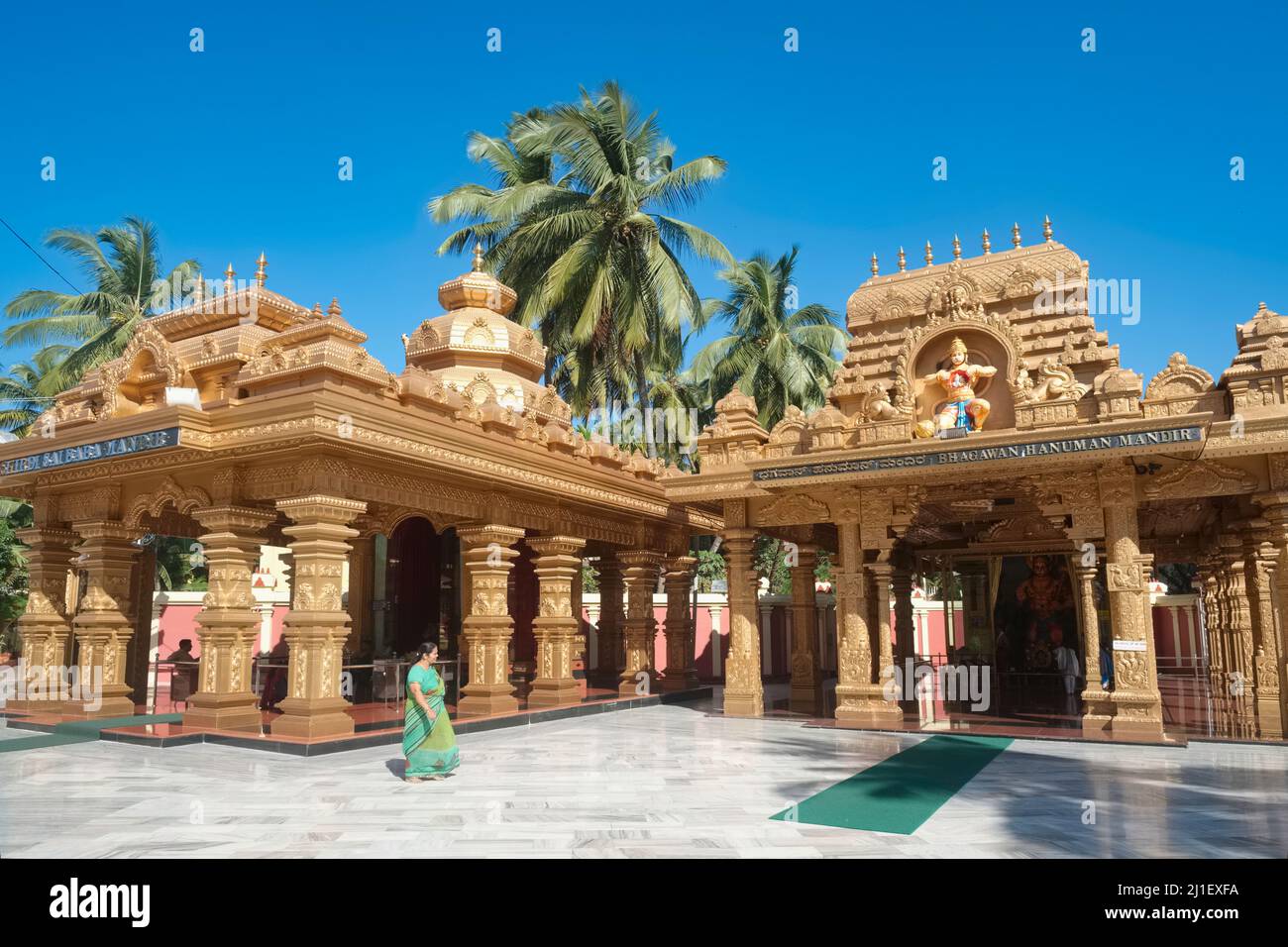 Templi a dio scimmia Hanuman (r) e san Shirdi Sai Baba (l) situato nel complesso di Kudroli Shree Tempio di Gokarnanatheshwara a Mangalore, India Foto Stock