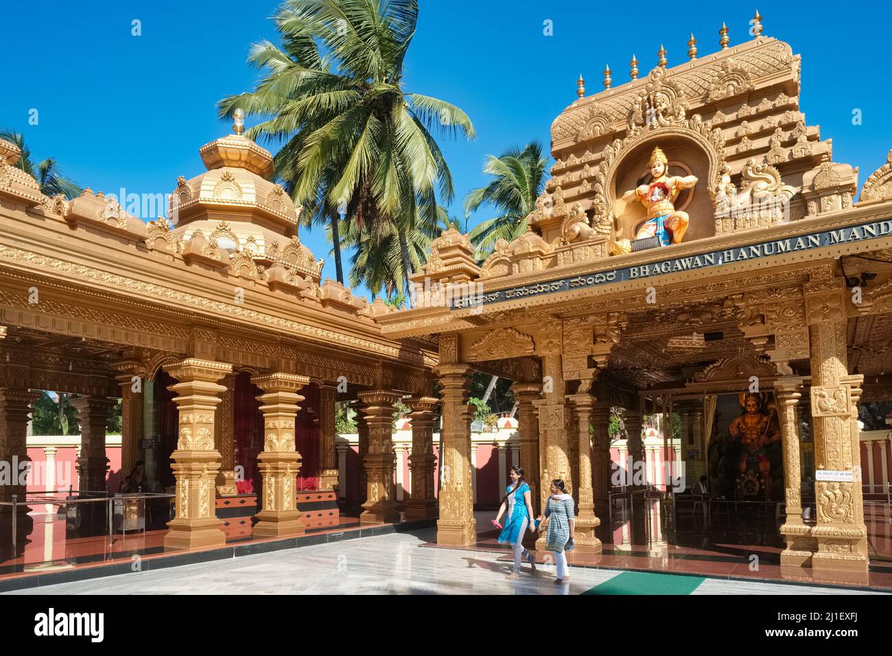 Templi a dio scimmia Hanuman (r) e san Shirdi Sai Baba (l) situato nel complesso di Kudroli Shree Tempio di Gokarnanatheshwara a Mangalore, India Foto Stock